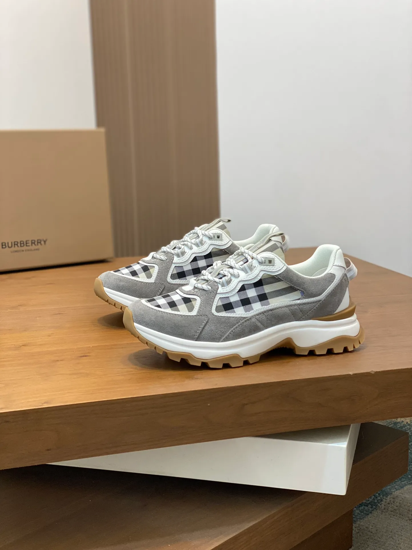 💰660 Burberry 2024🆕Ss men's classic low-cut thick-soled sneakers, made of first-grain cowhide and decorated with the new brand logo. First-layer cowhide foot pads, heel decorated with Burberry letter embossed logo, T men's men's shoes 💰U original outsole! Size: 39-44 (customized at 38.45)